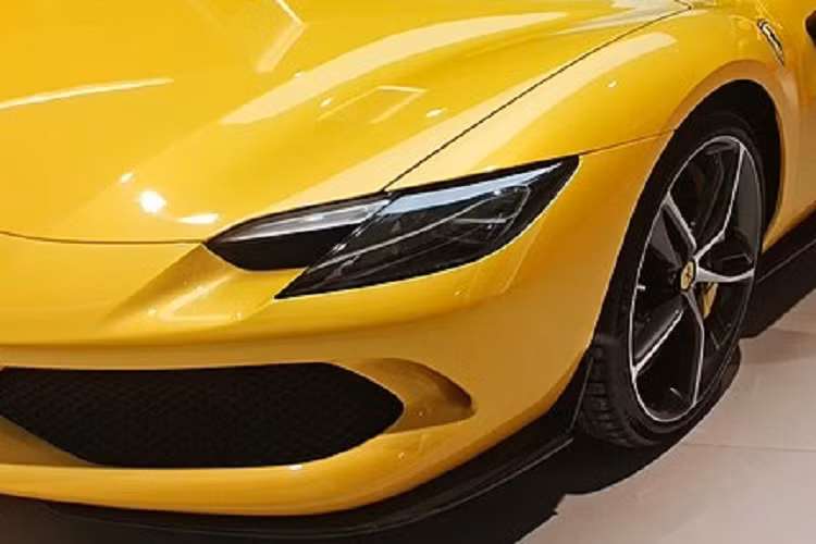 Thực tế, từ tháng 5 năm nay, đại diện nhà phân phối Ferrari tại Việt Nam đã hé lộ về việc mẫu siêu xe hybrid mới nhất của hãng "ngựa chồm" sẽ mở bán tại Việt Nam từ đầu quý III.