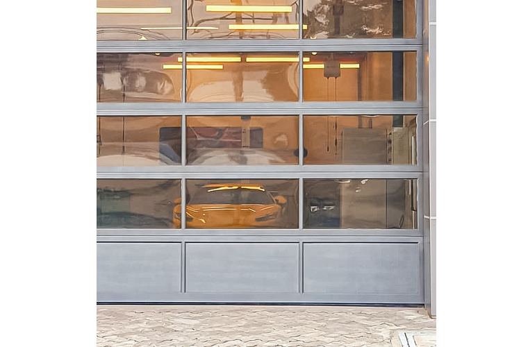 Bức ảnh cho thấy, chiếc Ferrari 296 đầu tiên về Việt Nam có ngoại thất màu vàng, hiện chưa rõ là bản GTB (mui cứng) hay GTS (mui trần)