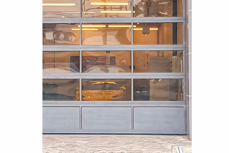 Bức ảnh cho thấy, chiếc Ferrari 296 đầu tiên về Việt Nam có ngoại thất màu vàng, hiện chưa rõ là bản GTB (mui cứng) hay GTS (mui trần)