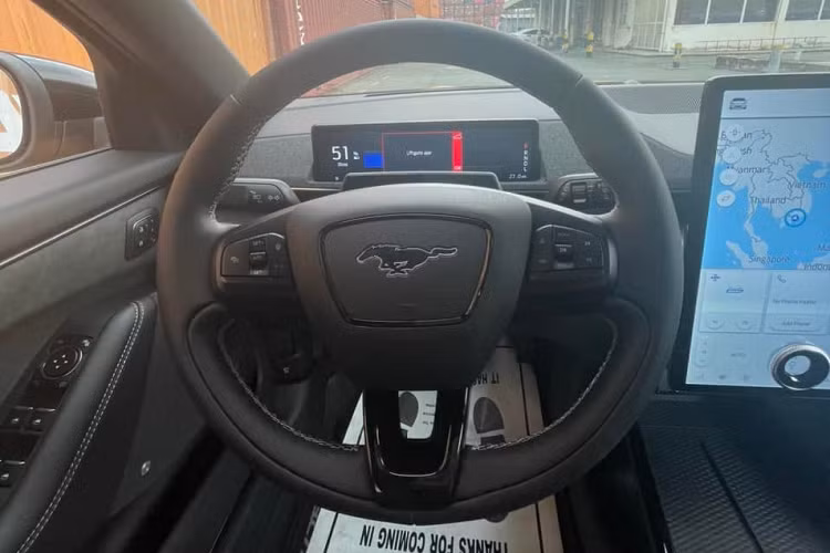 Ford Mustang Mach-E GT bản tiêu chuẩn sẽ có thời gian đua nước rút từ vị trí xuất phát lên 96 km/h chỉ trong 3,8 giây, riêng bản GT Performance Edition là 3,5 giây.