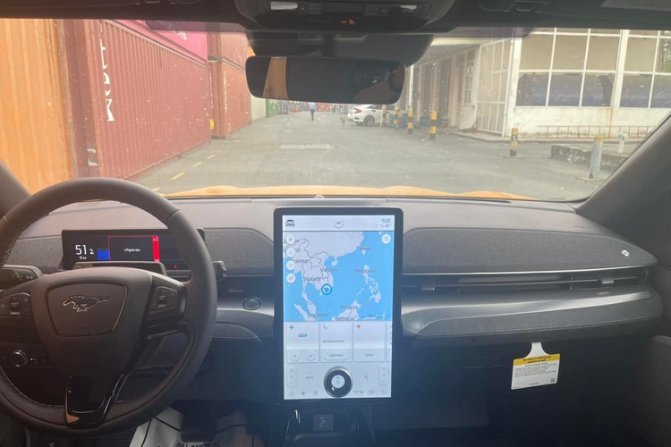 Cụm pin 88 kWh giúp chiếc xe Ford Mustang Mach-E GT đầu tiên về dải đất hình chữ S có thể phục vụ chủ nhân trên hành trình dài 500 km rồi mới phải sạc đầy trở lại. Điểm ấn tượng của phiên bản Ford Mustang Mach-E GT chính là việc hỗ trợ hệ thống sạc 150 kW, cho phép sạc pin từ mức 10% lên 80% trong vòng 45 phút khi khách hàng kết nối với hệ thống sạc nhanh.