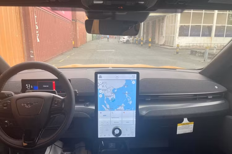 Cụm pin 88 kWh giúp chiếc xe Ford Mustang Mach-E GT đầu tiên về dải đất hình chữ S có thể phục vụ chủ nhân trên hành trình dài 500 km rồi mới phải sạc đầy trở lại. Điểm ấn tượng của phiên bản Ford Mustang Mach-E GT chính là việc hỗ trợ hệ thống sạc 150 kW, cho phép sạc pin từ mức 10% lên 80% trong vòng 45 phút khi khách hàng kết nối với hệ thống sạc nhanh.