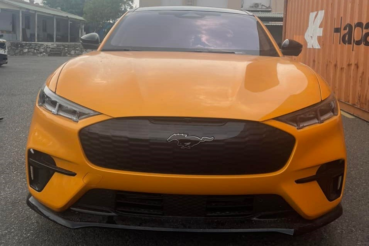 Trong 2 năm trở lại đây, các đại gia Việt có xu hướng dịch chuyển sang chơi xe điện dù không mạnh mẽ bằng các mẫu xe xăng, chẳng hạn đã có hãng xe Porsche bán xe điện là Taycan, Audi cũng rục rịch mang xe điện của mình là e-tron GT về dải đất hình chữ S làm truyền thông, ngoài ra, VinFast cũng đã bàn giao các mẫu VF e34 cho khách hàng. Và mới đây nhất chính là Ford Mustang Mach-E GT chạy điện.