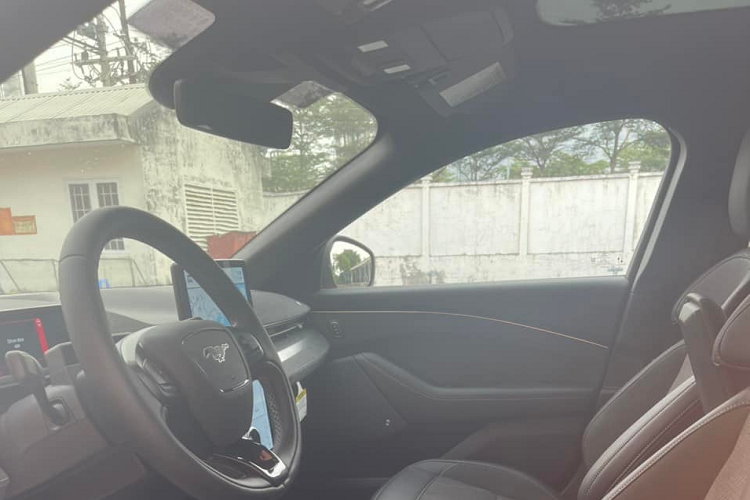 Ford Mustang Mach-E GT đầu tiên về Việt Nam có màu sơn cam, ngoài ra là các chi tiết sơn đen quen thuộc, xe không có lưới tản nhiệt tổ ong quen thuộc mà thay vào đó là tấm ốp nhựa liền khối vì đây là xe điện nhưng đã được hãng xe Mỹ tạo hình 3D phần lưới tản nhiệt tổ ong giả. Điểm ấn tượng trên xe Ford Mustang Mach-E GT chính là hệ thống đèn pha LED cá tính, cản va trước hầm hố có thêm cánh lướt gió và hốc gió bên hông được tích hợp thanh chia gió nằm ngang.