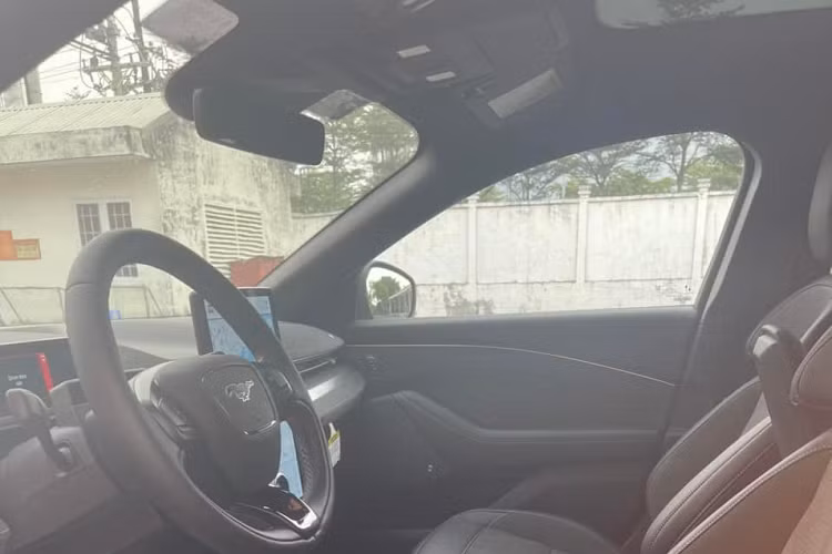 Ford Mustang Mach-E GT đầu tiên về Việt Nam có màu sơn cam, ngoài ra là các chi tiết sơn đen quen thuộc, xe không có lưới tản nhiệt tổ ong quen thuộc mà thay vào đó là tấm ốp nhựa liền khối vì đây là xe điện nhưng đã được hãng xe Mỹ tạo hình 3D phần lưới tản nhiệt tổ ong giả. Điểm ấn tượng trên xe Ford Mustang Mach-E GT chính là hệ thống đèn pha LED cá tính, cản va trước hầm hố có thêm cánh lướt gió và hốc gió bên hông được tích hợp thanh chia gió nằm ngang.