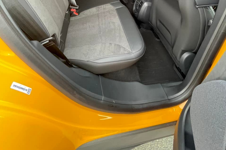 Ghế thể thao bọc da cao cấp, hệ thống âm thanh là của Bose và cả tùy chọn cửa sổ trời toàn cảnh. Điểm làm nên sự hấp dẫn của phiên bản Ford Mustang Mach-E GT mới cập cảng Việt Nam chính là khối động cơ điện mạnh mẽ của xe, cụ thể, sức mạnh của chiếc Mach-E GT đến từ 2 mô tô điện truyền đến bốn bánh, cho ra tổng công suất tối đa là 480 mã lực và mô-men xoắn cực đại 860 Nm.