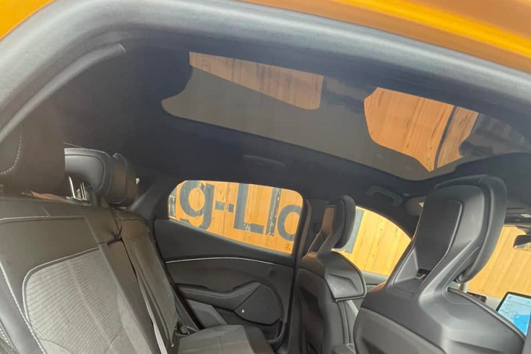 Đằng sau xe Ford Mustang Mach-E GT độc nhất dải đất hình chữ S có đèn pha LED 3 phần riêng biệt như dòng xe thể thao và logo GT như thể hiện đây là bản cao cấp và mạnh mẽ nhất của Ford Mustang Mach-E.