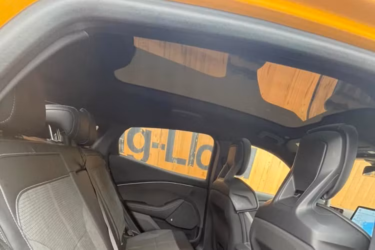 Đằng sau xe Ford Mustang Mach-E GT độc nhất dải đất hình chữ S có đèn pha LED 3 phần riêng biệt như dòng xe thể thao và logo GT như thể hiện đây là bản cao cấp và mạnh mẽ nhất của Ford Mustang Mach-E.