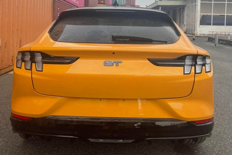 Ở thị trường xe nhập khẩu không chính hãng, các đại lý đang mang về nước những chiếc xe Tesla đầy đủ phiên bản với giá bán khá hấp dẫn và mới đây nhất là chú "ngựa hoang" Ford Mustang Mach-E về Việt Nam. Khá thú vị là hình ảnh khui công của xe SUV điện Ford Mustang Mach-E cho thấy xe thuộc bản cao cấp và mạnh nhất.