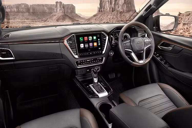 Cụ thể, Isuzu D-Max 2023 tại Thái Lan sẽ có thêm những trang bị an toàn mới như hệ thống kiểm soát hành trình thích ứng ở mọi dải tốc độ, tích hợp tính năng Stop &amp; Go và phanh khẩn cấp tự động. Đây là 2 tính năng an toàn hiện chưa có ở Isuzu D-Max 2022 đang bán tại Việt Nam.