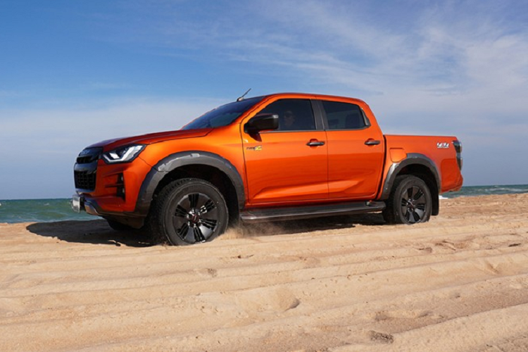 Bên ngoài, xe vẫn được trang bị đèn pha Bi-LED với tính năng chờ dẫn đường, dải đèn LED định vị ban ngày, lưới tản nhiệt màu đen bóng, đèn sương mù trước dạng LED, đèn hậu LED, đèn chào mừng, kính lái ngăn tia cực tím/tia hồng ngoại, vành hợp kim 18 inch, lốp 265/60 R18, tính năng khởi động máy từ xa, tự động khóa cửa khi người lái cầm chìa khóa ra khỏi xe và cần gạt mưa tự động.