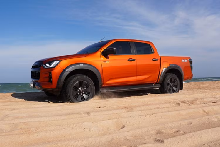 Bên ngoài, xe vẫn được trang bị đèn pha Bi-LED với tính năng chờ dẫn đường, dải đèn LED định vị ban ngày, lưới tản nhiệt màu đen bóng, đèn sương mù trước dạng LED, đèn hậu LED, đèn chào mừng, kính lái ngăn tia cực tím/tia hồng ngoại, vành hợp kim 18 inch, lốp 265/60 R18, tính năng khởi động máy từ xa, tự động khóa cửa khi người lái cầm chìa khóa ra khỏi xe và cần gạt mưa tự động.