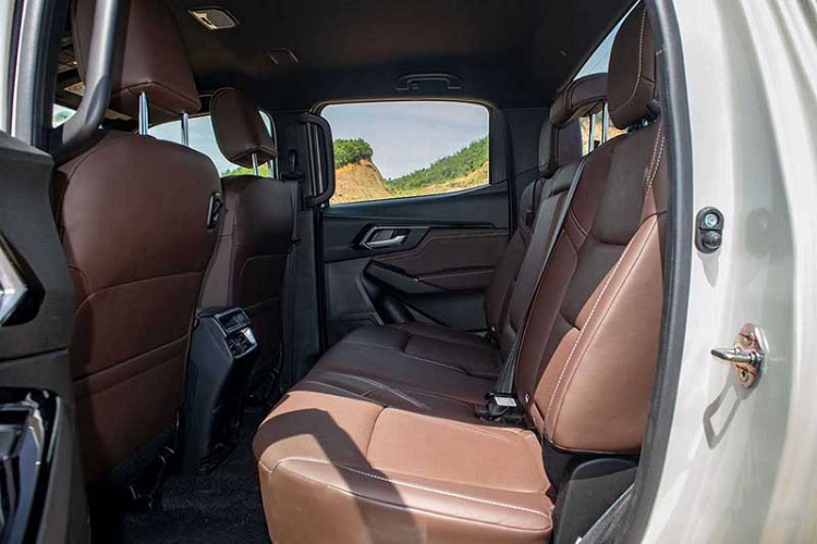 Bên cạnh đó là những trang bị an toàn thụ động như 6 túi khí, hệ thống cân bằng điện tử, hỗ trợ khởi hành ngang dốc, hỗ trợ đổ đèo, 8 cảm biến đỗ xe chia đều trước/sau và camera lùi. Trong khi đó, những trang bị còn lại của Isuzu D-Max 2023 không có gì thay đổi so với bản cũ.