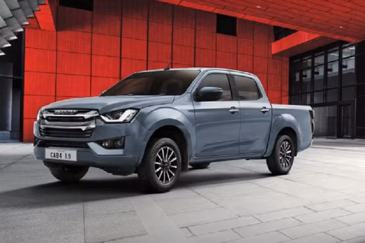 Isuzu D-Max đang ế chổng vó tại Việt Nam, tuy nhiên mẫu bán tải này hiện là vua phân khúc tại Thái Lan. Trong 8 tháng đầu năm nay, hãng Isuzu đã bán được tổng cộng 118.576 chiếc D-Max cho khách hàng Thái Lan, tương đương thị phần 45,8%, bỏ xa những đối thủ như Toyota Hilux (98.647 xe), Ford Ranger (19.056 xe) hay Mitsubishi Triton (15.471 xe).