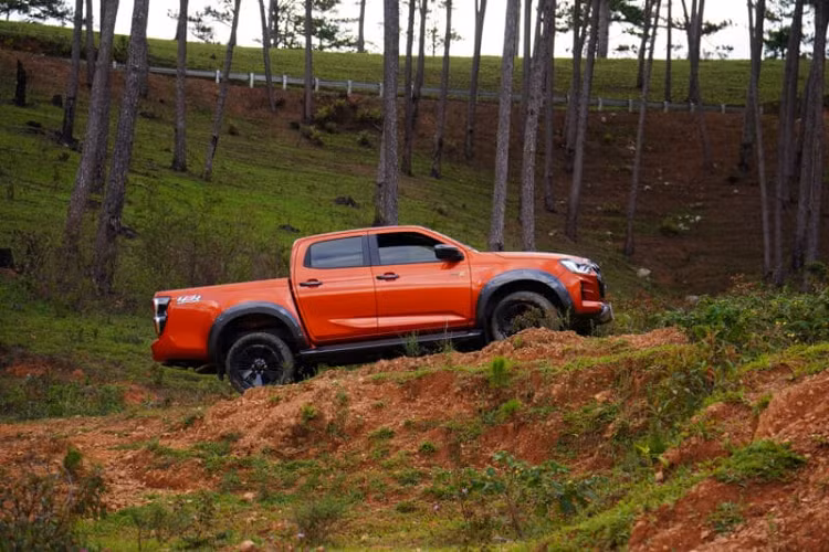 Nằm bên dưới nắp ca-pô của Isuzu D-Max 2023 vẫn là 2 loại động cơ diesel. Thứ nhất là động cơ 4 xi-lanh, tăng áp, dung tích 1.9L, sản sinh công suất tối đa 150 mã lực và mô-men xoắn cực đại 350 Nm. Thứ hai là động cơ 4 xi-lanh thẳng hàng, tăng áp, dung tích 3.0L với công suất tối đa 190 mã lực và mô-men xoắn cực đại 450 Nm.