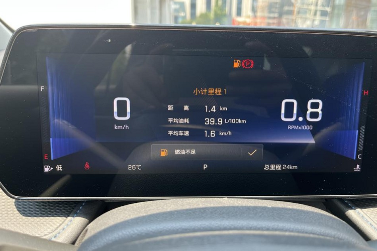 Ngoài thiết kế ngoại thất, Chevrolet Cruze 2023 ở thị trường Trung Quốc còn được thay đổi nhẹ về kích thước. Theo đó, xe sở hữu chiều dài 4.656 mm, chiều rộng 1.798 mm, chiều cao 1.465 mm và chiều dài cơ sở 2.640 mm. Bên trong mẫu sedan hạng C này là không gian nội thất hiện đại hơn nhờ cặp màn hình nối liền nhau trên mặt táp-lô.