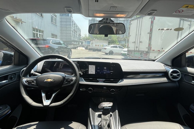 Bên sườn, Chevrolet Cruze 2023 chỉ được bổ sung bộ vành la-zăng mới với thiết kế đa chấu, sơn 2 màu thể thao hơn. Tùy phiên bản, xe sẽ dùng vành có đường kính 15 inch hoặc 16 inch. Tương tự sườn xe, thiết kế đuôi xe của Chevrolet Cruze 2023 cũng không thay đổi nhiều, trừ cản sau.