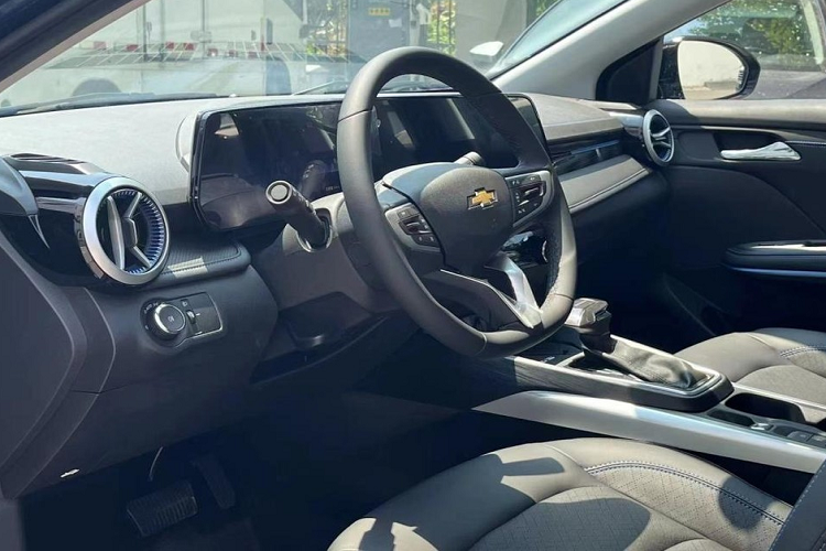 Khi mua Chevrolet Cruze 2023, khách hàng Trung Quốc có thể chọn 1 trong 2 loại động cơ xăng. Thứ nhất là động cơ 4 xi-lanh, hút khí tự nhiên, dung tích 1.5L, sản sinh công suất tối đa 109 mã lực.