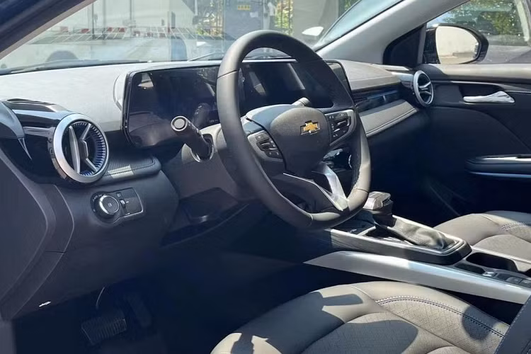 Khi mua Chevrolet Cruze 2023, khách hàng Trung Quốc có thể chọn 1 trong 2 loại động cơ xăng. Thứ nhất là động cơ 4 xi-lanh, hút khí tự nhiên, dung tích 1.5L, sản sinh công suất tối đa 109 mã lực.