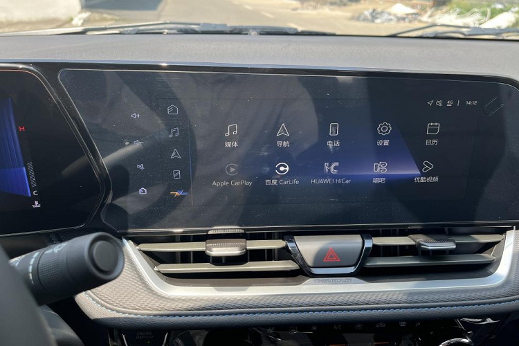 Màn hình thứ nhất là của bảng đồng hồ kỹ thuật số, nằm sau vô lăng. Màn hình thứ hai để phục vụ hệ thống thông tin giải trí. Bên cạnh đó là vô lăng 3 chấu, tích hợp phím chức năng, cần số khá lớn... sạc điện thoại thông minh không dây, cổng USB TypeA/Type C, phanh tay điện tử và tính năng tự động giữ phanh tạm thời.