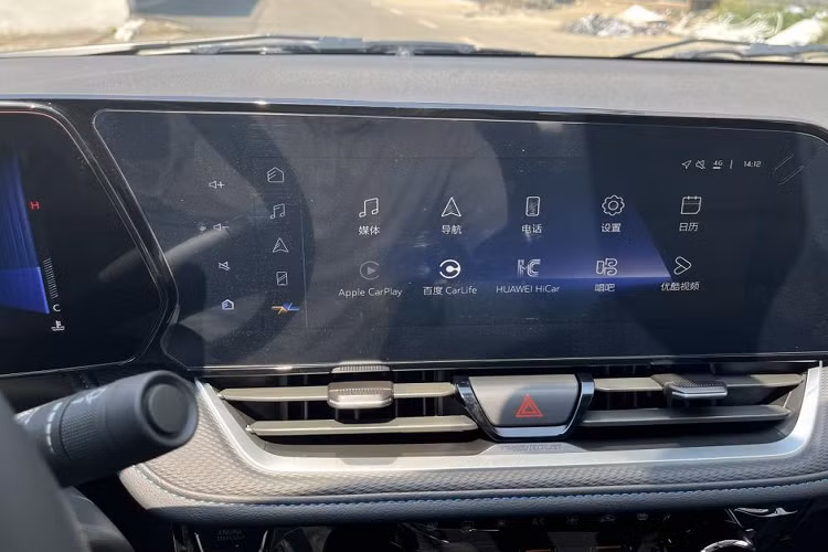 Màn hình thứ nhất là của bảng đồng hồ kỹ thuật số, nằm sau vô lăng. Màn hình thứ hai để phục vụ hệ thống thông tin giải trí. Bên cạnh đó là vô lăng 3 chấu, tích hợp phím chức năng, cần số khá lớn... sạc điện thoại thông minh không dây, cổng USB TypeA/Type C, phanh tay điện tử và tính năng tự động giữ phanh tạm thời.