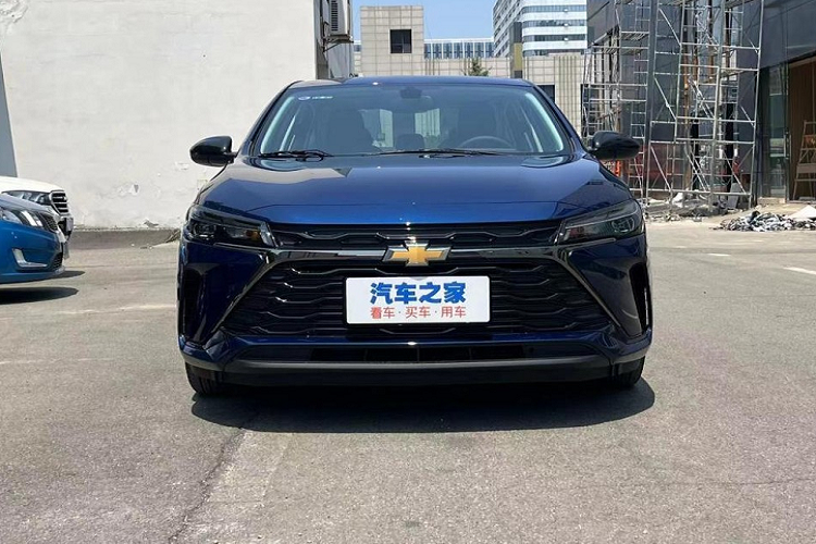 Vì là phiên bản nâng cấp giữa vòng đời nên Chevrolet Cruze 2023 chỉ được thay đổi nhẹ trong thiết kế ngoại thất và nội thất. Ở phiên bản mới, xe vẫn được trang bị nẹp mạ crôm, tích hợp logo của hãng Chevrolet, chia lưới tản nhiệt thành 2 tầng. Tuy nhiên, nẹp mạ crôm này không chỉ vắt ngang đầu xe mà còn kéo dài xuống dưới, ôm lấy lưới tản nhiệt.