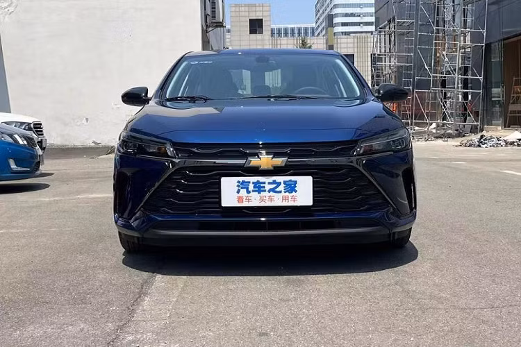 Vì là phiên bản nâng cấp giữa vòng đời nên Chevrolet Cruze 2023 chỉ được thay đổi nhẹ trong thiết kế ngoại thất và nội thất. Ở phiên bản mới, xe vẫn được trang bị nẹp mạ crôm, tích hợp logo của hãng Chevrolet, chia lưới tản nhiệt thành 2 tầng. Tuy nhiên, nẹp mạ crôm này không chỉ vắt ngang đầu xe mà còn kéo dài xuống dưới, ôm lấy lưới tản nhiệt.