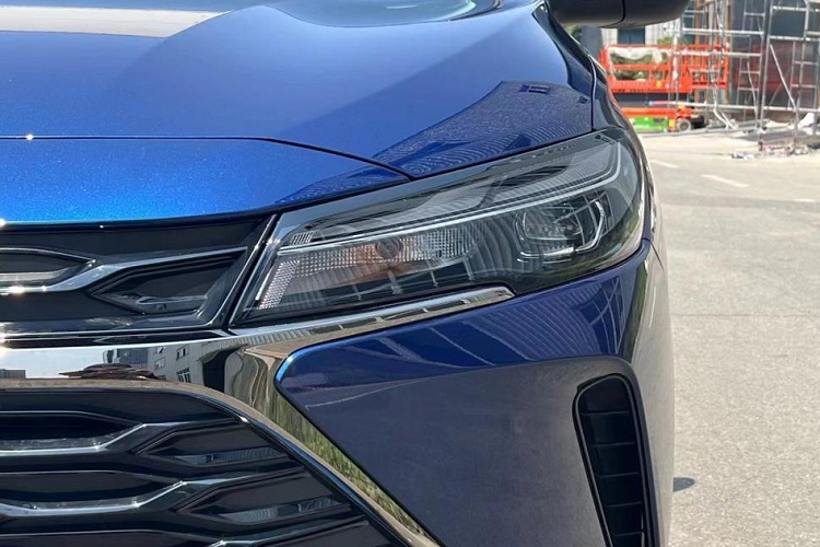 Ngoài ra, lưới tản nhiệt dưới của xe còn được thay đổi từ thiết kế hình lục giác sang hình thang và có kích thước lớn hơn trước. Thay đổi tiếp theo của mẫu xe sedan Chevrolet Cruze 2023 là cụm đèn pha hẹp hơn trước, tích hợp 2 dải đèn LED định vị ban ngày hình chữ "L". Thêm vào đó là khe gió nằm dọc mới ở hai góc cản trước.