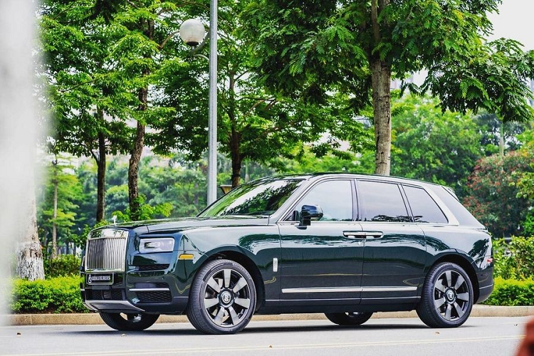 Động cơ của Rolls-Royce Cullinan được trang bị hộp số tự động ZF 8 cấp, hệ dẫn động 4 bánh toàn thời gian và đánh lái 4 bánh hoàn toàn mới.