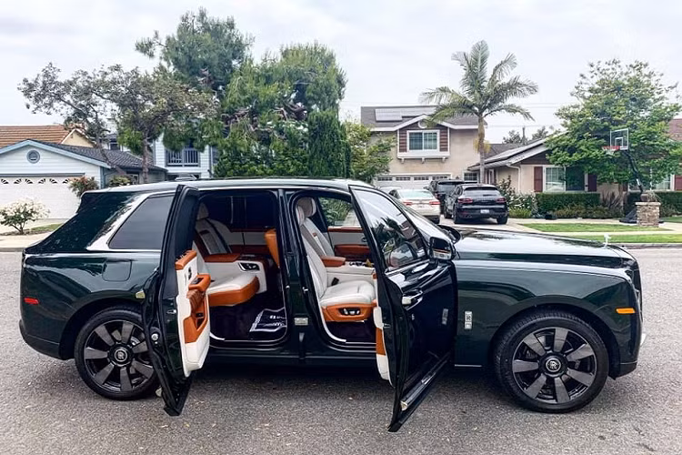 Ở giữa hai hàng ghế của xe Rolls-Royce Cullinan màu sơn Dark Emerald có bệ tỳ tay, tủ lạnh, hai chiếc ly và rượu champagne cùng một số tuỳ chọn khác. Phía sau hàng ghế thương gia này còn có một tấm kính để ngăn cách với khoang hành lý.