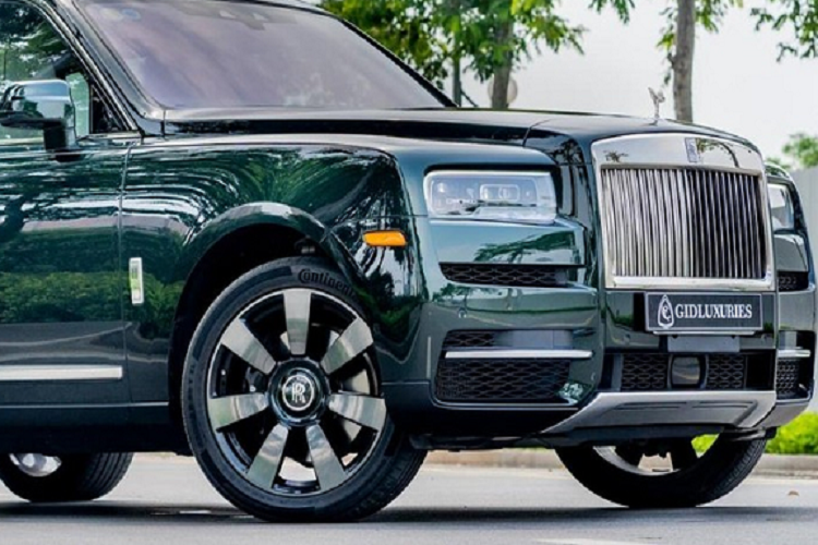 Ngoại thất chiếc xe SUV siêu sang Rolls-Royce Cullinan này được hoàn thiện với lớp sơn Dark Emerald hay còn được gọi là xanh ngọc lục bảo và nội thất xe phối màu trắng cam rất sang trọng. Giá xe Rolls-Royce Cullinan Dark Emerald chưa được tiết lộ như dự đoán gần 40 tỷ đồng và hiện đã có khách hàng chốt đơn chỉ sau chưa đầy 2 ngày đăng bán.