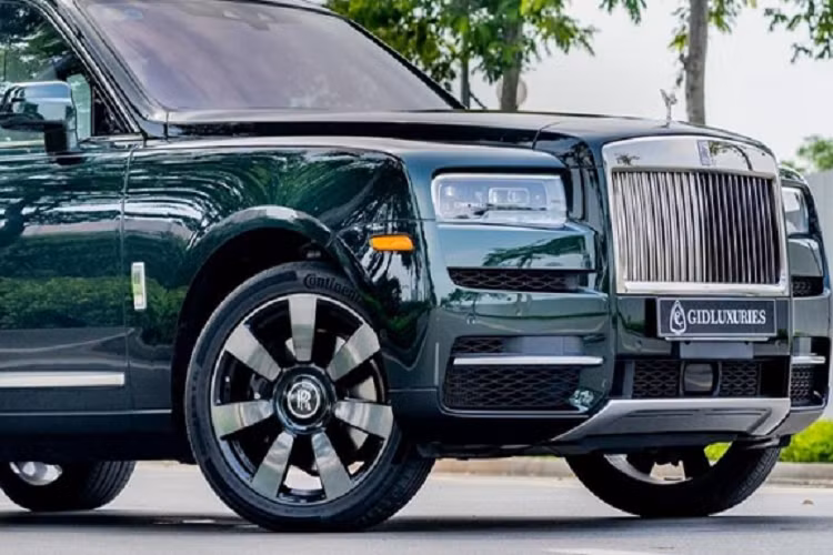 Ngoại thất chiếc xe SUV siêu sang Rolls-Royce Cullinan này được hoàn thiện với lớp sơn Dark Emerald hay còn được gọi là xanh ngọc lục bảo và nội thất xe phối màu trắng cam rất sang trọng. Giá xe Rolls-Royce Cullinan Dark Emerald chưa được tiết lộ như dự đoán gần 40 tỷ đồng và hiện đã có khách hàng chốt đơn chỉ sau chưa đầy 2 ngày đăng bán.