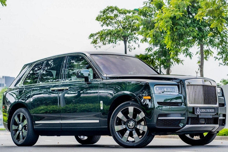 Số lượng dòng xe SUV siêu sang Rolls-Royce Cullinan tại Việt Nam đã có thể trên 200 chiếc với nhiều màu sắc khác nhau nhưng mã màu Dark Emerald lại rất hiếm gặp nếu như không muốn nói là hàng độc tại dải đất hình chữ S này. Vì thế, một công ty nhập khẩu tư nhân ở Hà Nội vừa chia sẻ những hình ảnh của chiếc xe Rolls-Royce Cullinan với màu xanh lục bảo đã thu hút sự quan tâm của giới đại gia Việt.