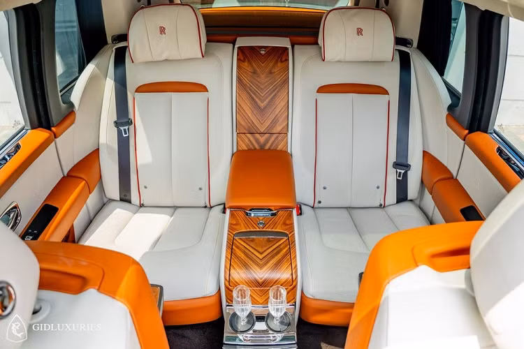 Ngoài màu sơn Dark Emerald, chiếc SUV siêu sang này còn có nhiều chi tiết được mạ crôm, la-zăng xe 7 chấu đơn cỡ lớn sơn 2 tông màu tương phản, đường kẻ coachline bên hông màu trắng. Nội thất có ghế ngồi bọc da màu trắng với điểm nhấn cam và cả gỗ ốp cũng nhuộm tông màu cam nhạt.