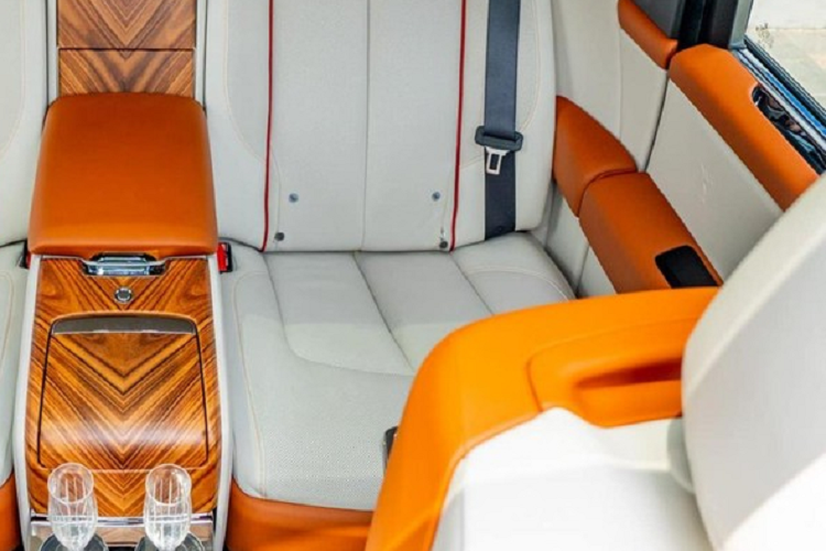 Ngoài ra, chiếc SUV siêu sang Rolls-Royce Cullinan màu sơn xanh lục bảo này còn sở hữu cửa sổ trời toàn cảnh và thuộc phiên bản 4 chỗ ngồi, điều này đồng nghĩa ở hàng ghế sau sẽ chỉ có hai ghế ngồi kiểu độc lập và thương gia theo gói tuỳ chọn Individual Seat.