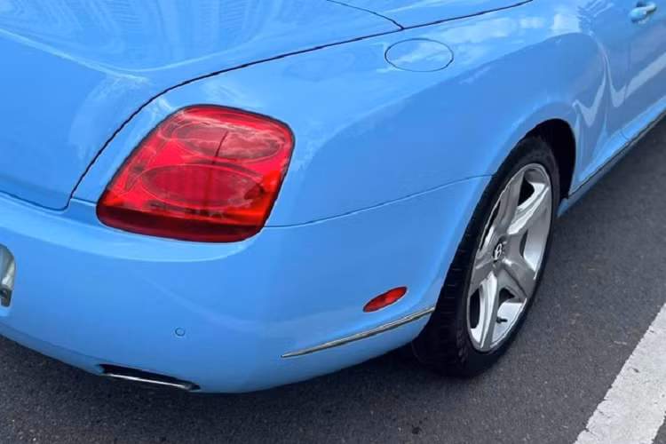 Bentley Continental GTC vẫn được giới chơi xe bình chọn là "Hoa hậu" vì thiết kế xe không lỗi thời dù sắp bước qua đầu 2X. Ngoài màu sơn xanh ngọc, chiếc xe siêu sang mui trần Bentley Continental GTC hiếm hoi đang được chào bán trên thị trường còn có nhiều chi tiết ở ngoại thất mạ crôm.