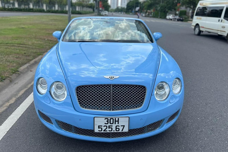 Thông tin chúng tôi tìm hiểu có được, đây là 1 trong số xe Bentley Continental GTC được mang về nước cách đây gàn 15 năm và hiện tại, ngoại thất xe phủ lên màu sơn xanh ngọc rất bắt mắt. Đi kèm với đó là phần mui mềm màu xanh dương đậm.