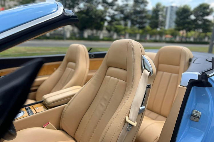 Dòng xe siêu sang mui trần Bentley Continental GTC được trang bị khối động cơ W12 (12 xi-lanh xếp hình chữ W), dung tích 6.0 lít, sản sinh công suất tối đa 552 mã lực tại vòng tua máy 6.000 vòng/phút và mô-men xoắn cực đại đạt 650 Nm.