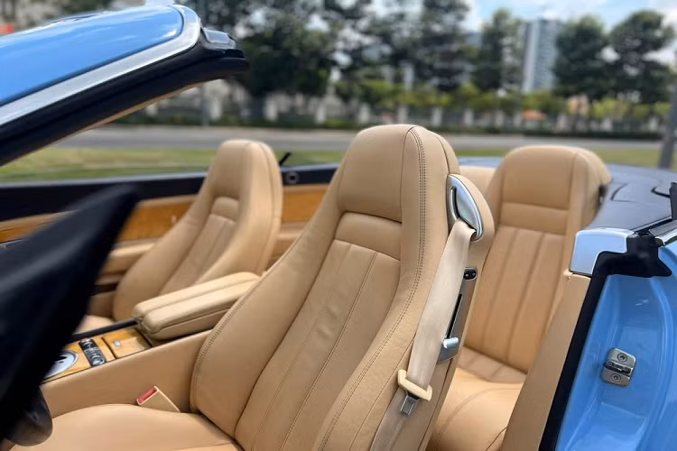 Dòng xe siêu sang mui trần Bentley Continental GTC được trang bị khối động cơ W12 (12 xi-lanh xếp hình chữ W), dung tích 6.0 lít, sản sinh công suất tối đa 552 mã lực tại vòng tua máy 6.000 vòng/phút và mô-men xoắn cực đại đạt 650 Nm.