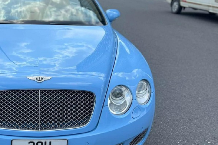 Giá xe Bentley Continental GTC 2007 này khi còn được 1 công ty bán xe đã qua sử dụng ở Hà Nội rao bán là hơn 3 tỷ đồng và hiện chưa rõ mức giá bán của xe sau khi đã qua ít nhất 3 thương lái chỉ chưa đầy 1 tuần trở lại đây. Tại thời điểm về nước cách đây 15 năm, chiếc xe Bentley Continental GTC có giá hơn 10 tỷ đồng.