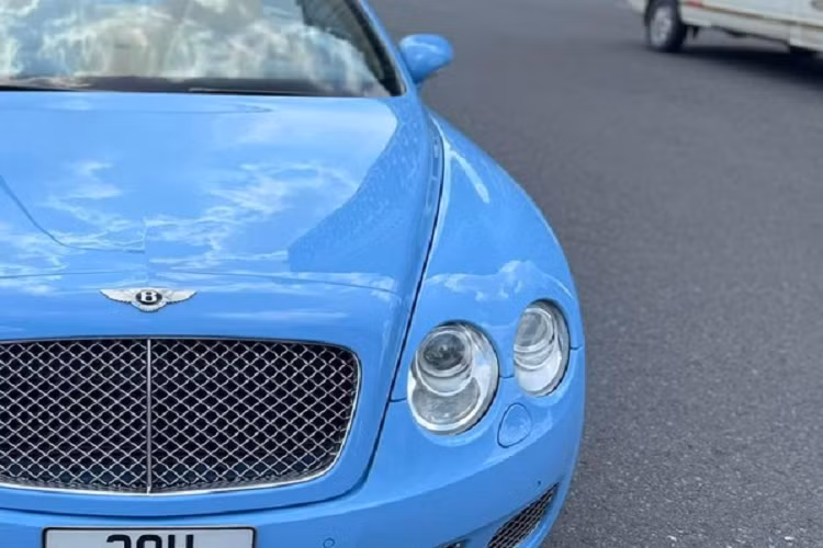 Giá xe Bentley Continental GTC 2007 này khi còn được 1 công ty bán xe đã qua sử dụng ở Hà Nội rao bán là hơn 3 tỷ đồng và hiện chưa rõ mức giá bán của xe sau khi đã qua ít nhất 3 thương lái chỉ chưa đầy 1 tuần trở lại đây. Tại thời điểm về nước cách đây 15 năm, chiếc xe Bentley Continental GTC có giá hơn 10 tỷ đồng.