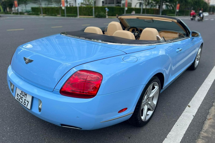 Động cơ trên chiếc xe siêu sang mui trần Bentley Continental GTC màu xanh ngọc sẽ kết hợp cùng hộp số tự động 6 cấp và hệ dẫn động 4 bánh. Nhờ đó, mẫu xe Bentley Continental GTC chỉ mất khoảng thời gian 5,1 giây để tăng tốc từ vị trí xuất phát lên 100 km/h trước khi đạt vận tốc tối đa 314 km.