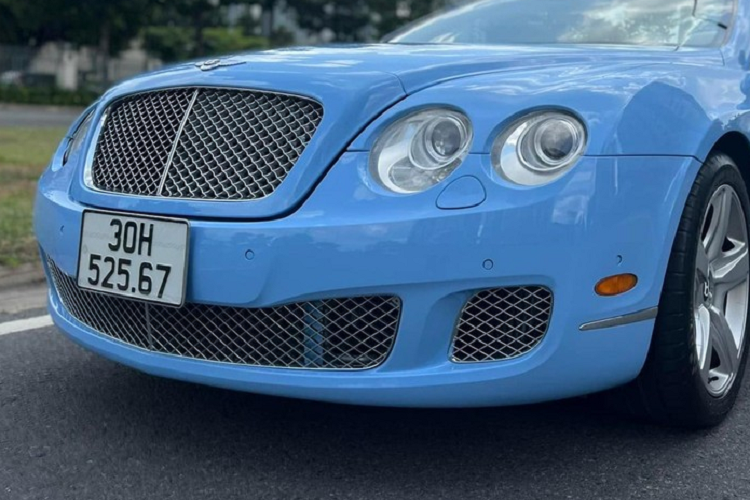 Độ hot của chiếc xe siêu sang Bentley Continental GTC mui trần này còn khiến không ít công ty bán xe đã qua sử dụng liên tục sang tay cho nhau và hiện chiếc xe đang có mặt tại 1 garage chuyên bán xe đã qua sử dụng ở Sài thành. Trước đó 2 tuần, chiếc Bentley Continental GTC này còn đang được rao bán tận ngoài Hà Nội.