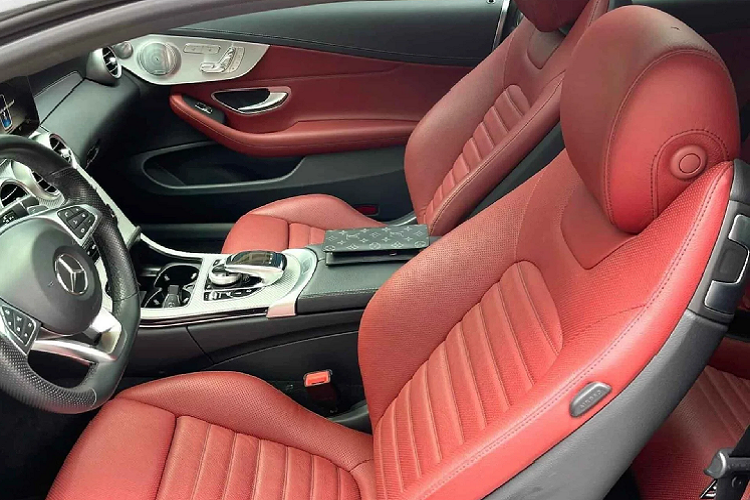 Mercedes-AMG C43 Coupe đời 2018 sử dụng thống treo thể thao AMG với 3 chế độ điều chỉnh. C43 Coupe có tổng cộng 5 chế độ vận hành bao gồm: "Comfort", "Sport", "Sport +", "Individual" và "Eco".