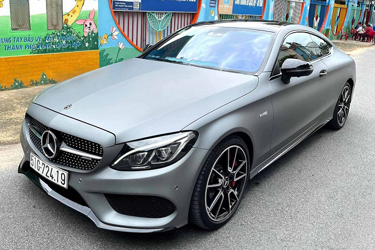 Hiện tại, đây là chiếc Mercedes-AMG C43 Coupe đời 2018 duy nhất được chào bán trên thị trường xe cũ. Nếu C300 Coupe đã hiếm, dòng C43 Coupe này còn hiếm hơn, ở thời điểm năm 2018 không phải ai cũng “chịu chơi” sở hữu mẫu xe coupe có giá hơn 4 tỷ đồng này.