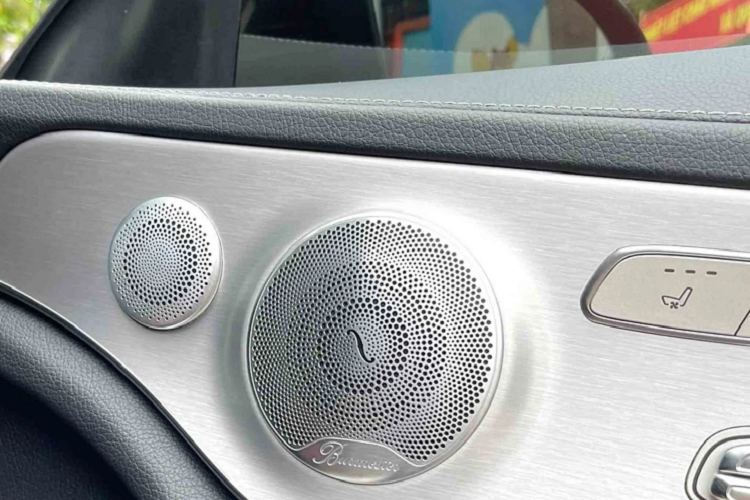 Chức năng kiểm soát tốc độ Cruise Control với SPEEDTRONIC cho phép điều chỉnh tốc độ tối đa mong muốn trong khu vực bị giới hạn tốc độ và hơn nữa.