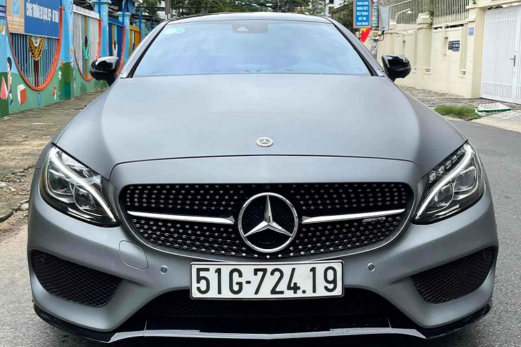 Khác với phiên bản C300 cùng đời, Mercedes-AMG C43 Coupe tại Việt Nam là mẫu xe hiệu năng cao của nhà Mercedes-AMG. “43” là một trong những phiên bản của gia đình Mercedes-Benz bao gồm: 35, 43, 45, 63 và mới đây là 53.