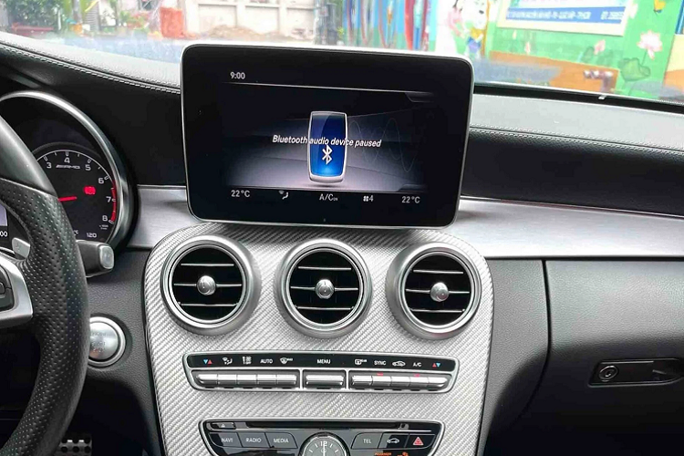 Nội thất Mercedes-AMG C43 Coupe đời 2018 được trang bị khá nhiều tiện nghi như: Ghế người lái và hành khách phía trước điều chỉnh điện, nhớ 3 vị trí cho ghế trước.