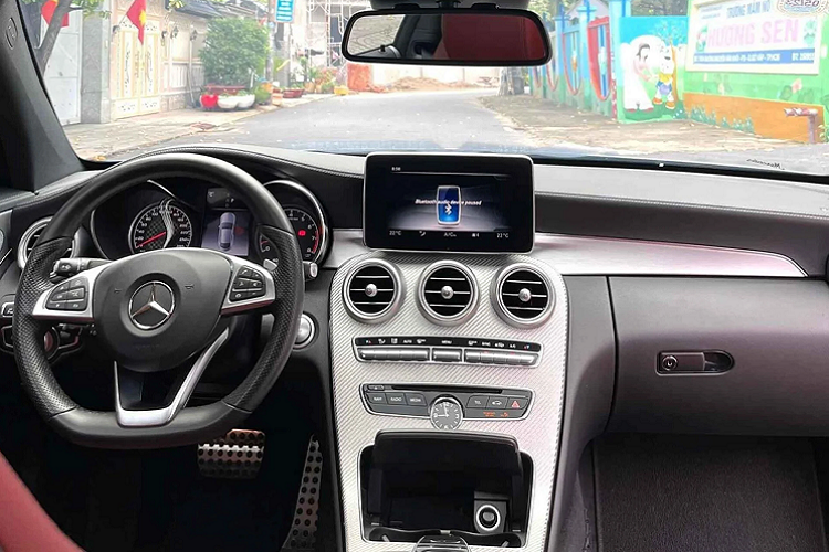 Sức mạnh được truyền xuống bốn bánh 4MATIC thông qua hộp số tự động 9 cấp. Nhờ đó, C43 AMG tăng tốc từ 0 – 100km/h chỉ trong 4,7 giây, trước khi đạt tốc độ tối đa 250 km/h. Không chỉ sở hữu động cơ mạnh mẽ, C43 AMG còn sử dụng hệ dẫn động bốn bánh 4MATIC giúp tăng độ bám đường hơn.