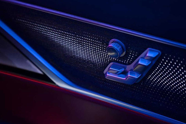 Bộ pin Ultium 111 kWh cho phép xe đi được 483 km, hỗ trợ sạc nhanh bằng điện DC tối đa lên tới 200 kW. Cadillac cho biết, chỉ cần 10 phút sạc để xe tích trữ đủ năng lượng cho tầm di chuyển 126 km.